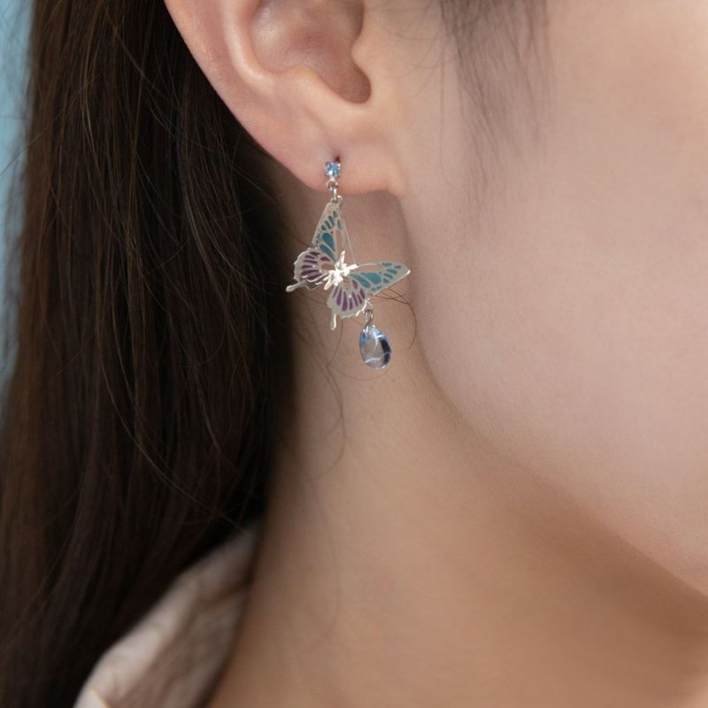 ピアス ニッケルフリー 透かし バタフライ 蝶 ストーン チタンポスト スタッドピアス