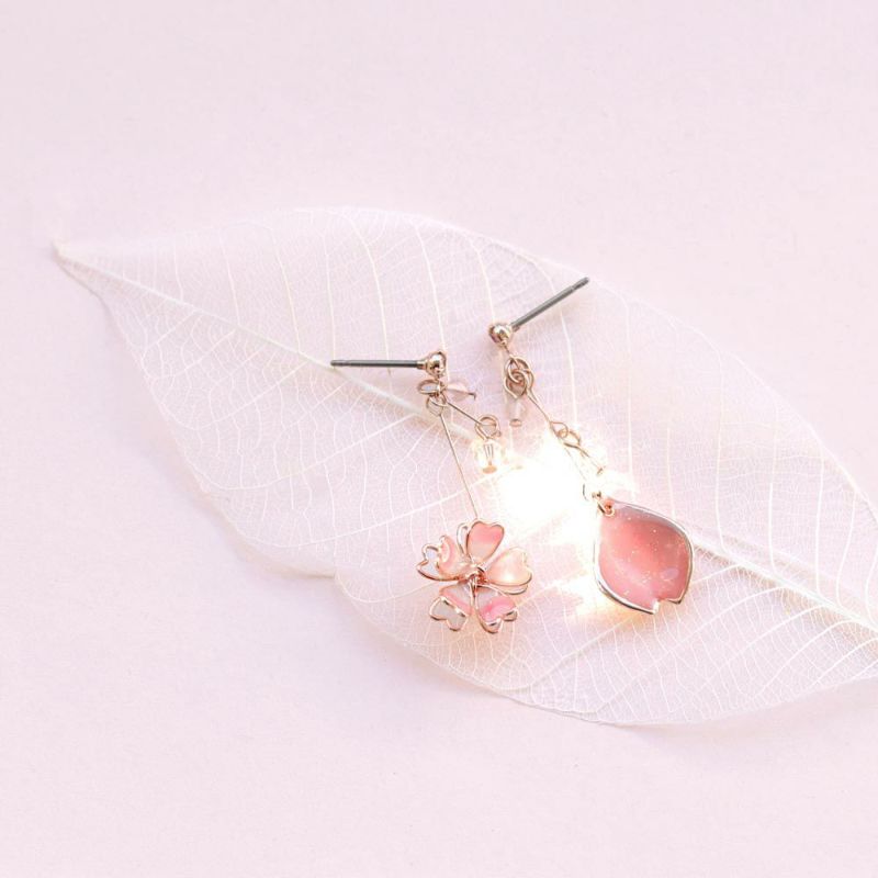 ピアス ニッケルフリー 桜 花弁 ワイヤー フラワー ビーズ アシンメトリー チタンポスト スタッドピアス