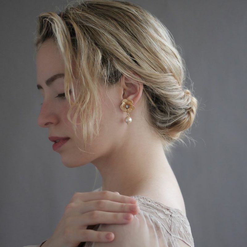 Classy ピアス ニッケルフリー ストーン メタル フラワー コットンパール チタンポスト ドロップピアス