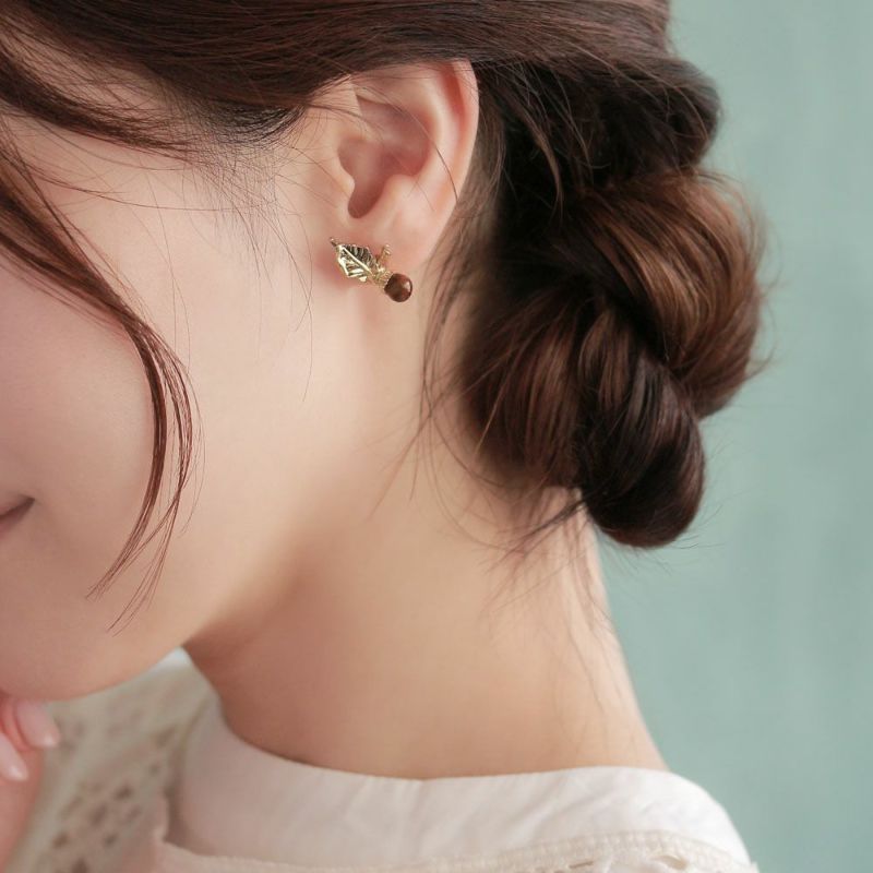 ピアス どんぐり 木の実 落ち葉 アシンメトリー チタンポスト スタッドピアス