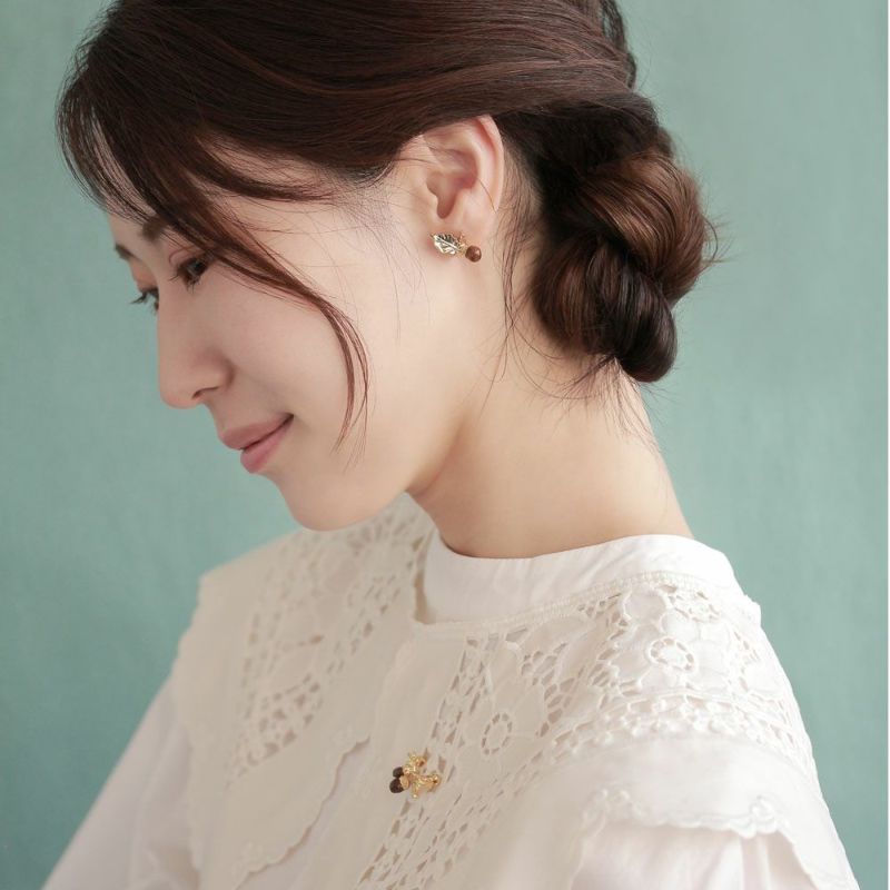 ピアス どんぐり 木の実 落ち葉 アシンメトリー チタンポスト スタッドピアス