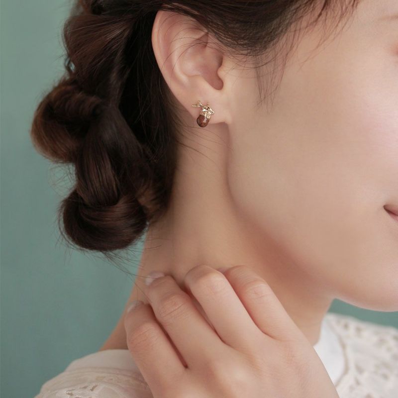 ピアス どんぐり 木の実 落ち葉 アシンメトリー チタンポスト スタッドピアス