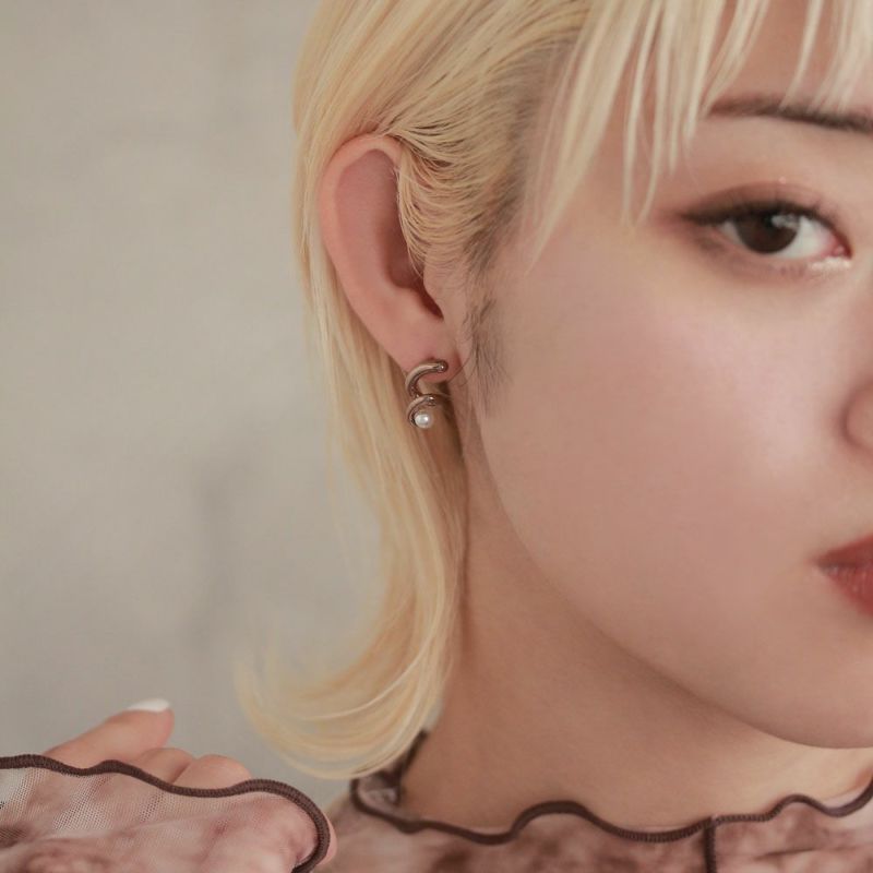ピアス ニッケルフリー ラテグレージュ パール ツイスト ライン チタンポスト スタッドピアス