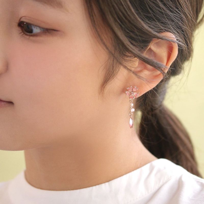 ピアス ニッケルフリー 桜 ワイヤーフラワー ゆれる花びら パール ビーズ チタンポスト スタッドピアス