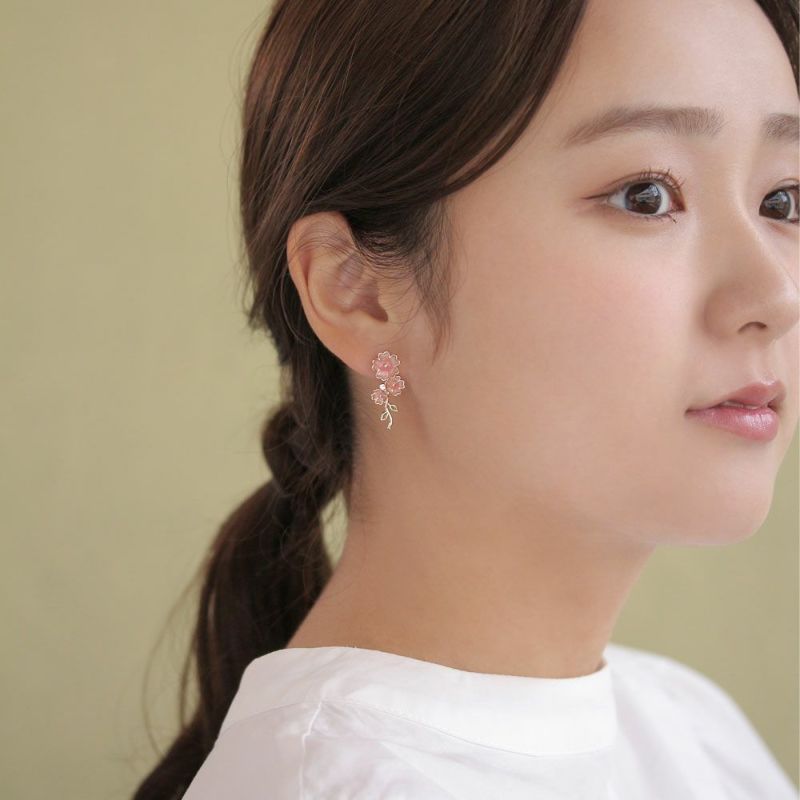 ピアス ニッケルフリー 桜 ストーン アシンメトリー チタンポスト スタッドピアス