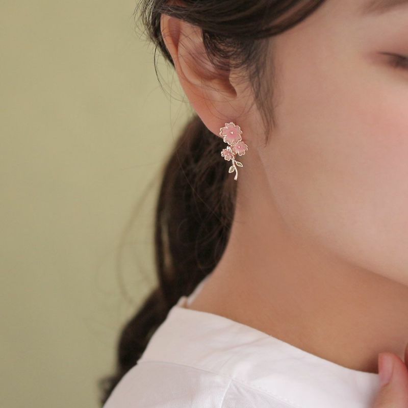 ピアス ニッケルフリー 桜 ストーン アシンメトリー チタンポスト スタッドピアス