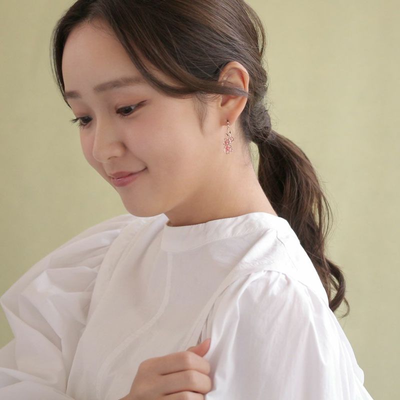 ピアス ニッケルフリー 桜 ストーン アシンメトリー チタンポスト スタッドピアス