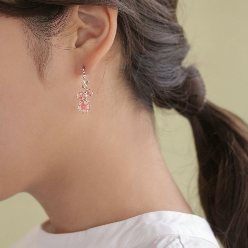 ピアス ニッケルフリー 桜 ストーン アシンメトリー チタンポスト スタッドピアス