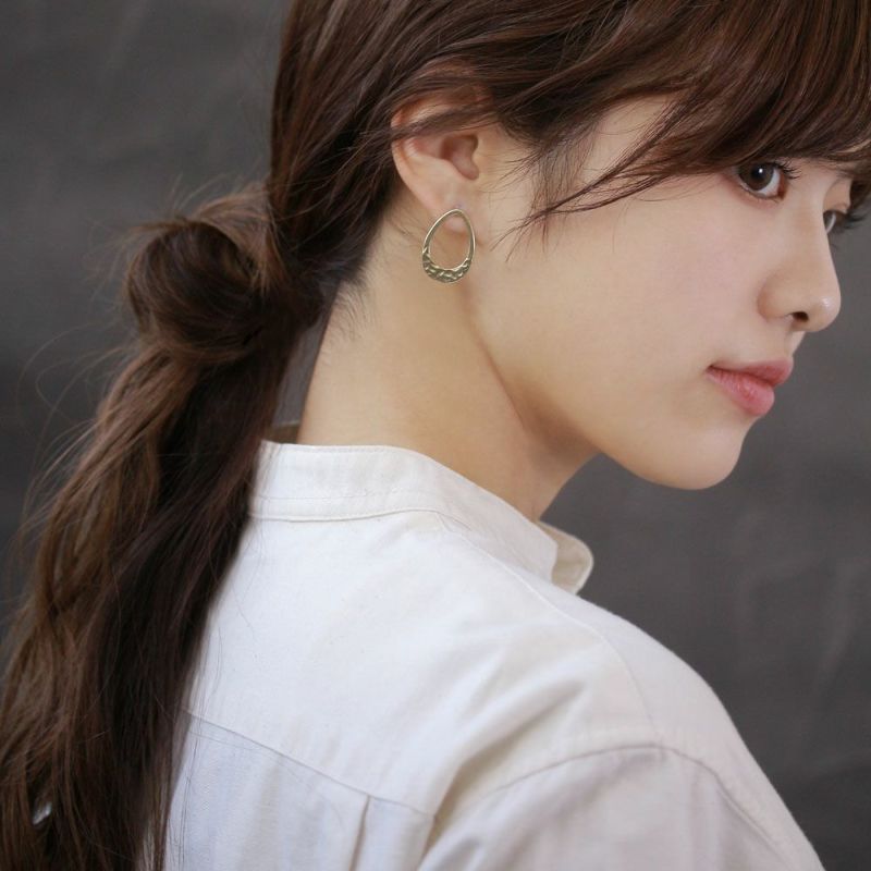 ピアス 経年変化 BRASS しんちゅう テクスチャー ドロップ チタンポスト スタッドピアス ニッケルフリー ケース入り