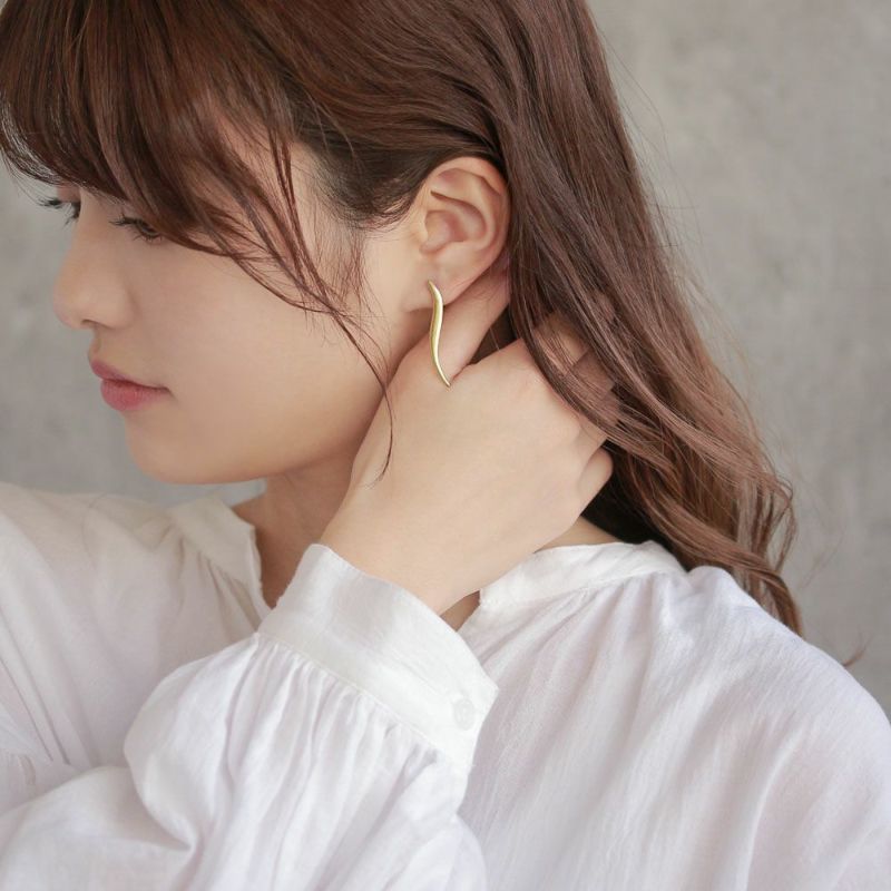 ピアス 経年変化 BRASS しんちゅう ウェーブ バー チタンポスト スタッドピアス ニッケルフリー ケース入り