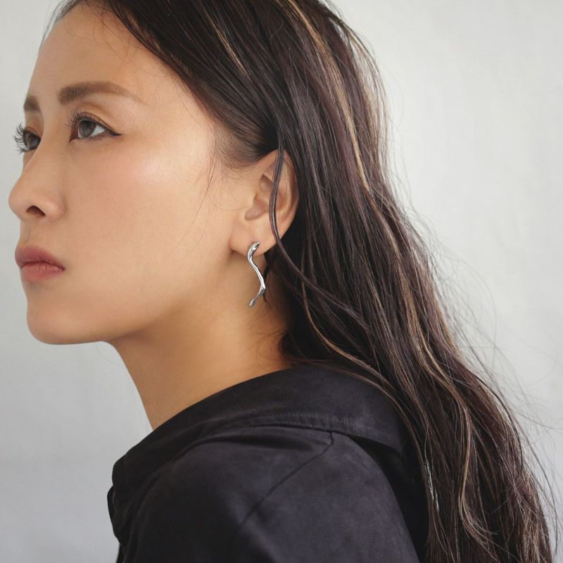 【Finobelle】Stainless Luxe ピアス ウェーブ サージカルステンレスポスト スタッドピアス
