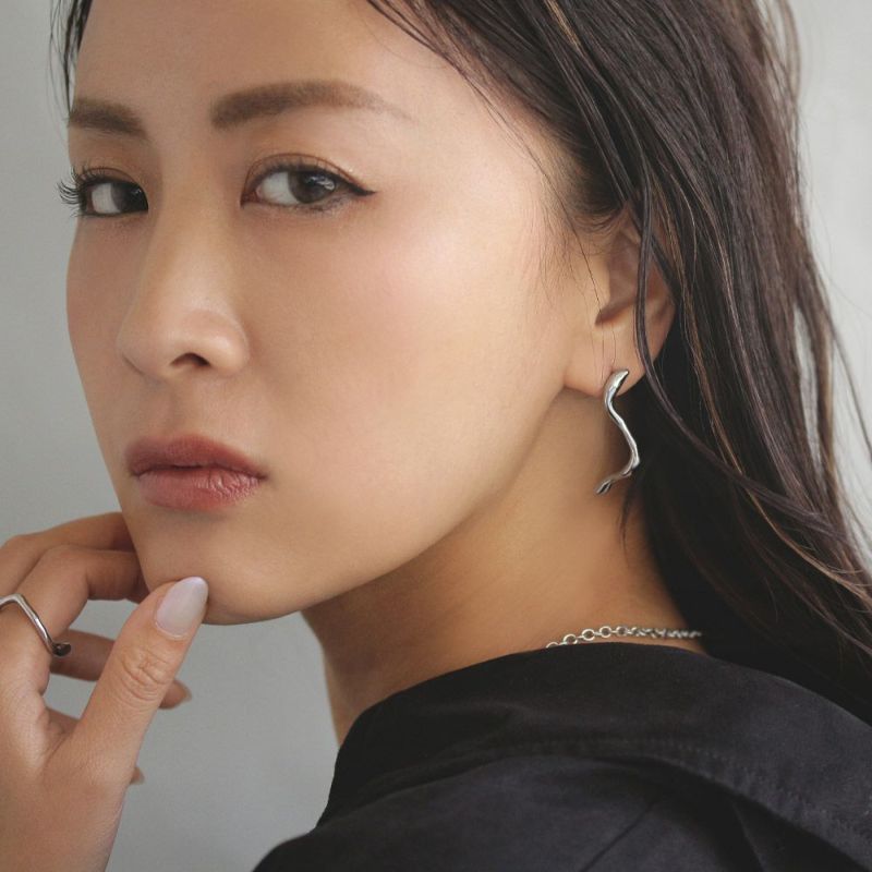 【Finobelle】Stainless Luxe ピアス ウェーブ サージカルステンレスポスト スタッドピアス