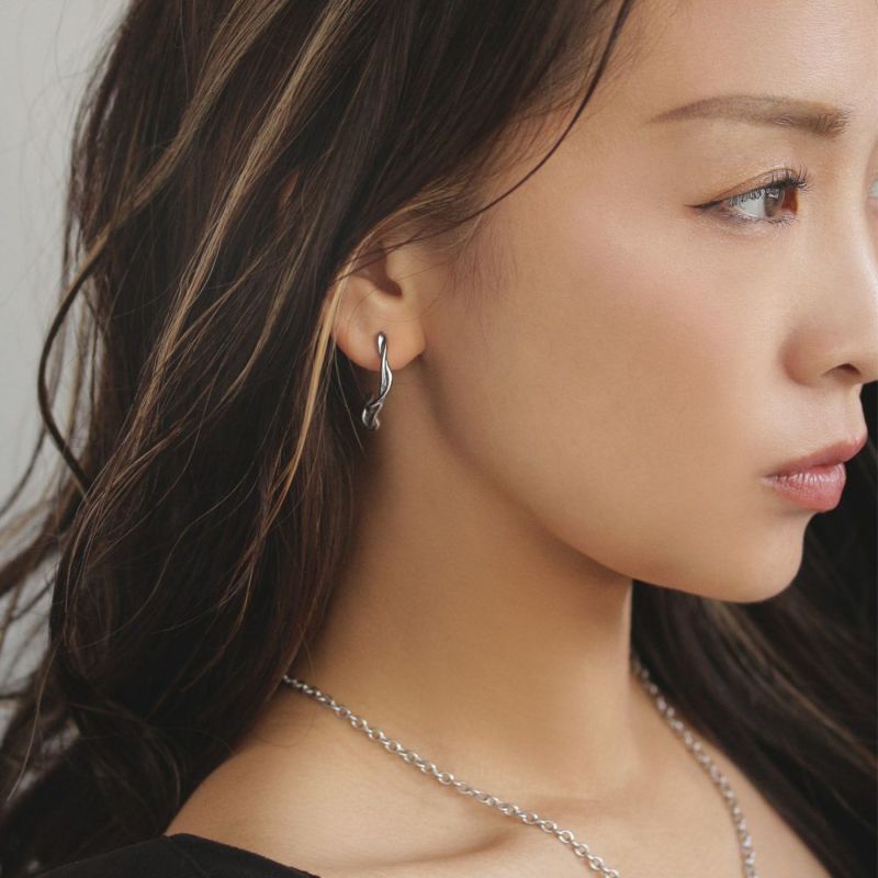 【Finobelle】Stainless Luxe ピアス クロス カーブ サージカルステンレスポスト スタッドピアス