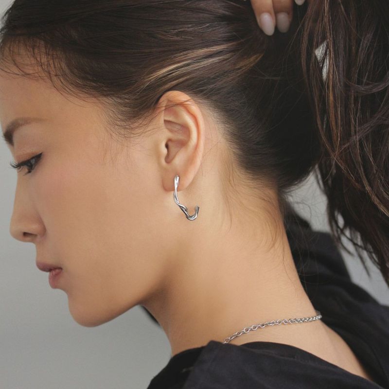 【Finobelle】Stainless Luxe ピアス クロス カーブ サージカルステンレスポスト スタッドピアス