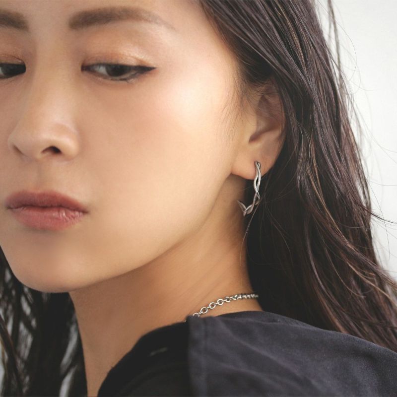 【Finobelle】Stainless Luxe ピアス クロス カーブ サージカルステンレスポスト スタッドピアス