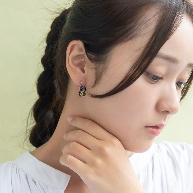 樹脂ピアス 招き猫 白/黒 ビーズ アシンメトリー スタッドピアス