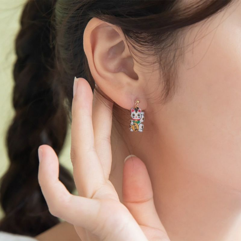 樹脂ピアス 招き猫 白/黒 スタッドピアス