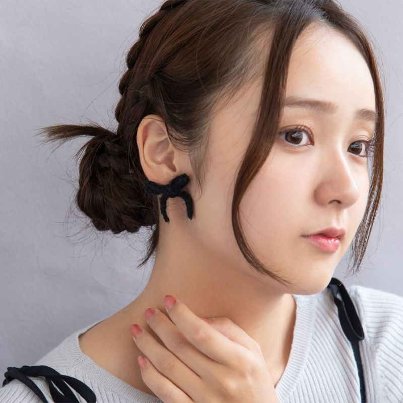 ピアス ニッケルフリー モヘア リボン かぎ編み ステンレスポスト スタッドピアス