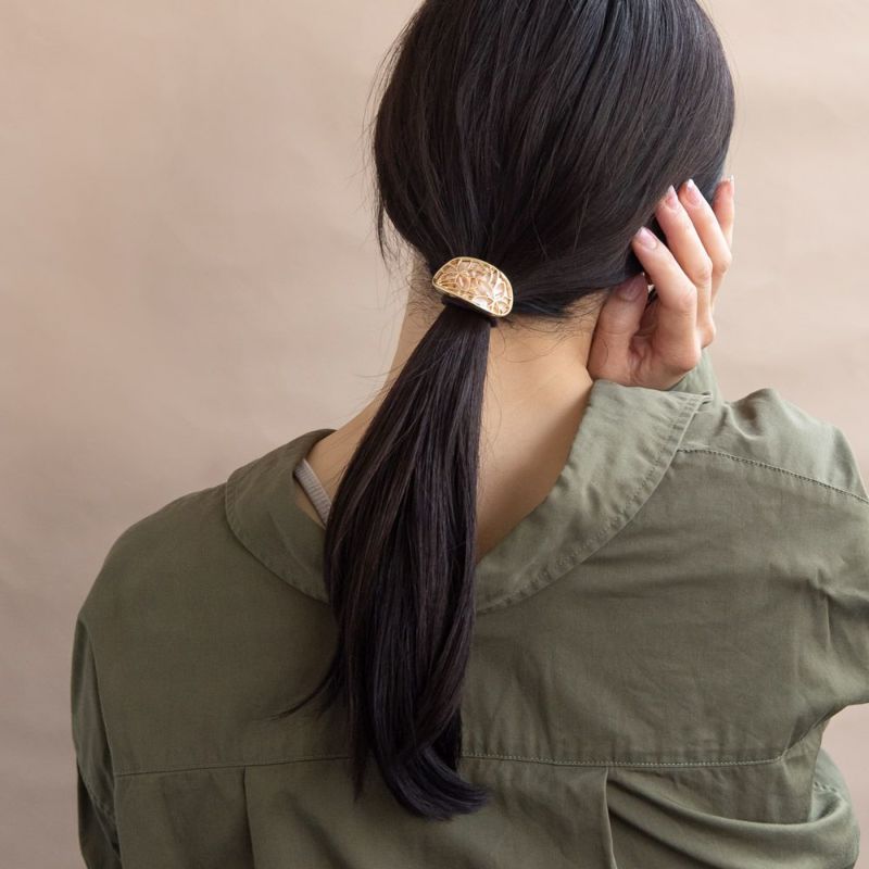 ヘアゴム tsukekae pony メタル 透かし 花 フラワー フレーム マーブル プレート オーバル ヘアゴム2本付き (ブラウン/ブラック)