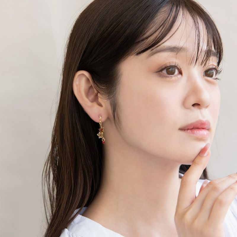 ピアス 和風 紅葉 もみじ グラデーション アシンメトリー メタル チタンポスト スタッドピアス