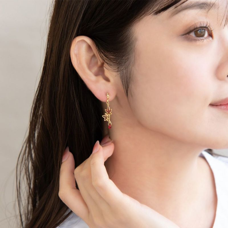 ピアス 和風 紅葉 もみじ グラデーション アシンメトリー メタル チタンポスト スタッドピアス