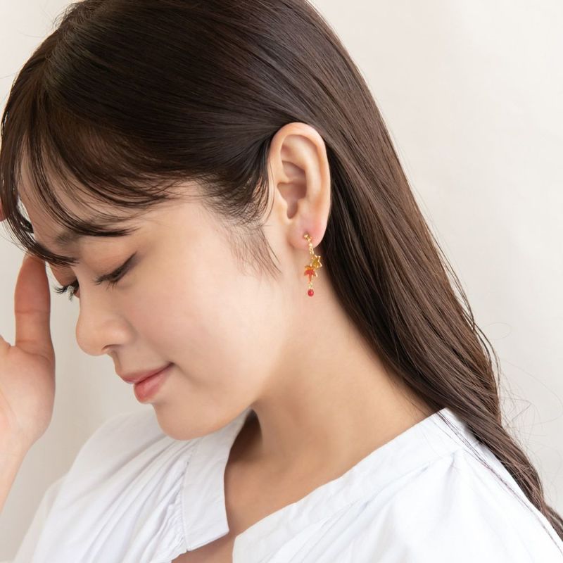 ピアス 和風 紅葉 もみじ グラデーション アシンメトリー メタル チタンポスト スタッドピアス