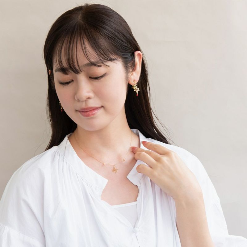 ピアス 和風 紅葉 もみじ グラデーション アシンメトリー メタル チタンポスト スタッドピアス