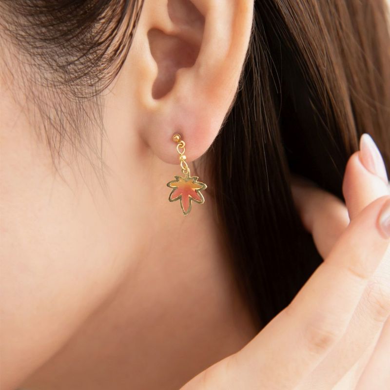 ピアス 和風 紅葉 もみじ 銀杏 イチョウ グラデーション アシンメトリー メタル チタンポスト スタッドピアス