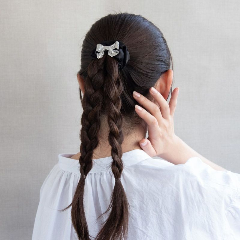 シュシュ yura メタルリボン サテン地 ブラック ヘアゴム ヘアポニー