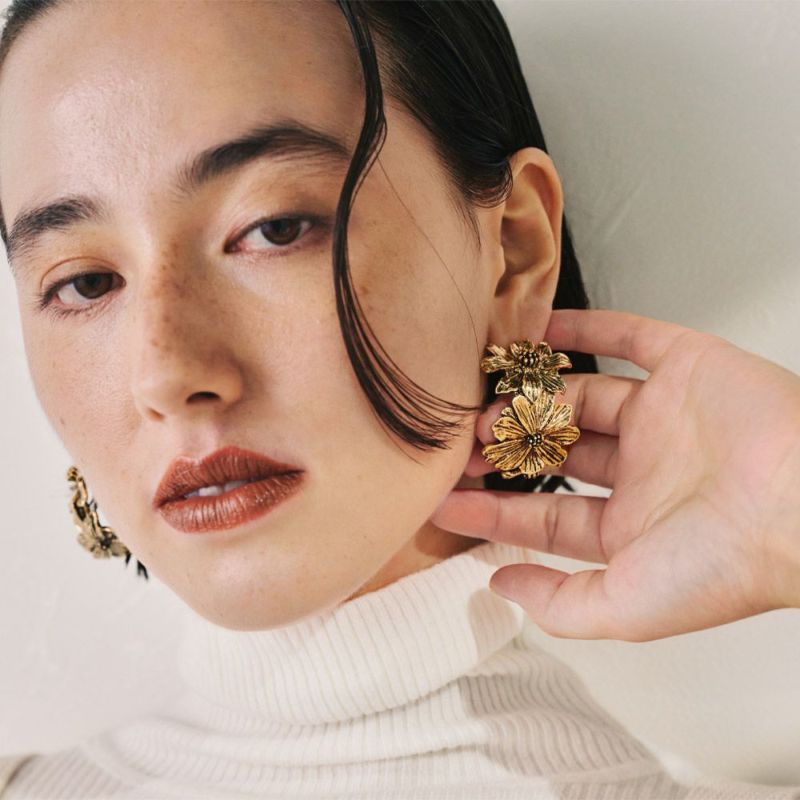【LIMITED NUMBER】Vintage Like ピアス メタル フラワー クリスマスローズ トリプル チタンポスト C型 スタッドピアス
