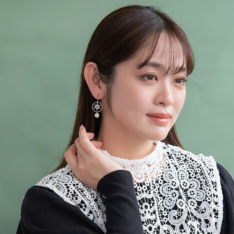 ピアス ニッケルフリー メタル 雪の結晶 オーロラ パール ストーン アシンメトリー チタンポスト スタッドピアス