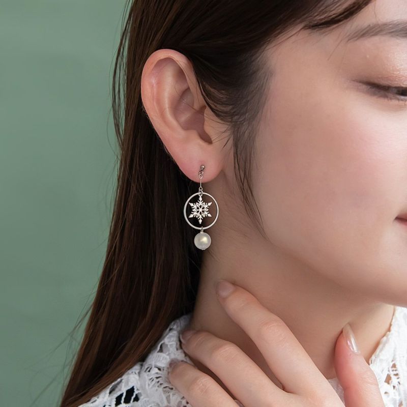 ピアス ニッケルフリー メタル 雪の結晶 オーロラ パール ストーン アシンメトリー チタンポスト スタッドピアス