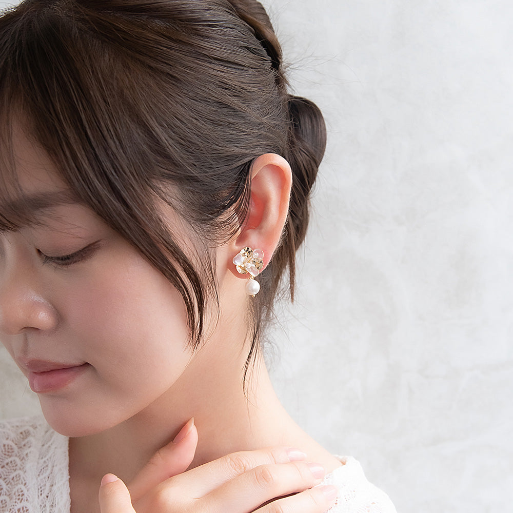 Classy イヤリング ニッケルフリー メタル ワイヤー フラワー 半透明 パール ビーズ ネジバネ式イヤリング