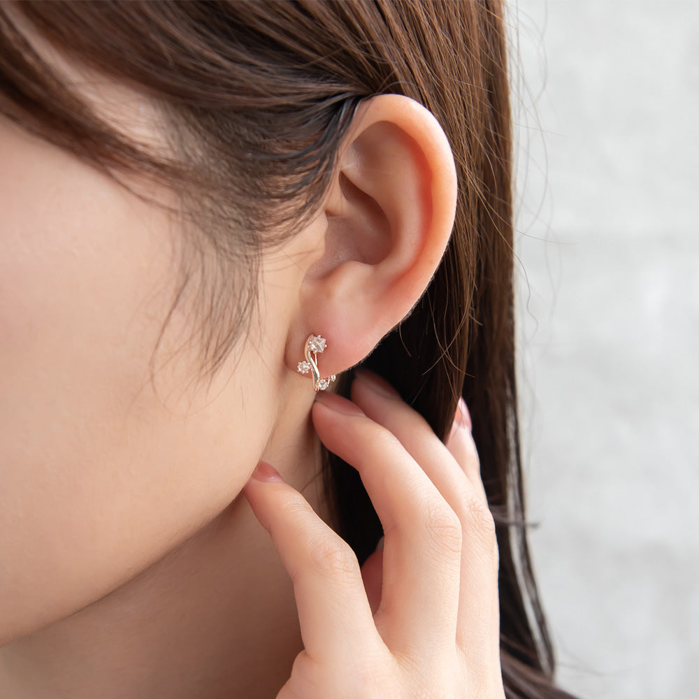 イヤリング ニッケルフリー キュービックジルコニア メタル ウェーブ 3粒 ネジバネ式イヤリング