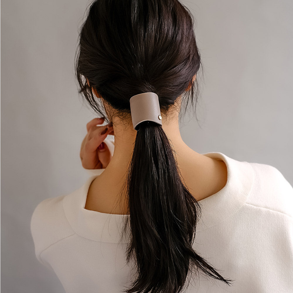 ヘアカフ フェイクレザー 合皮 ウェーブ 幅広 メタル チャーム クラップカフ