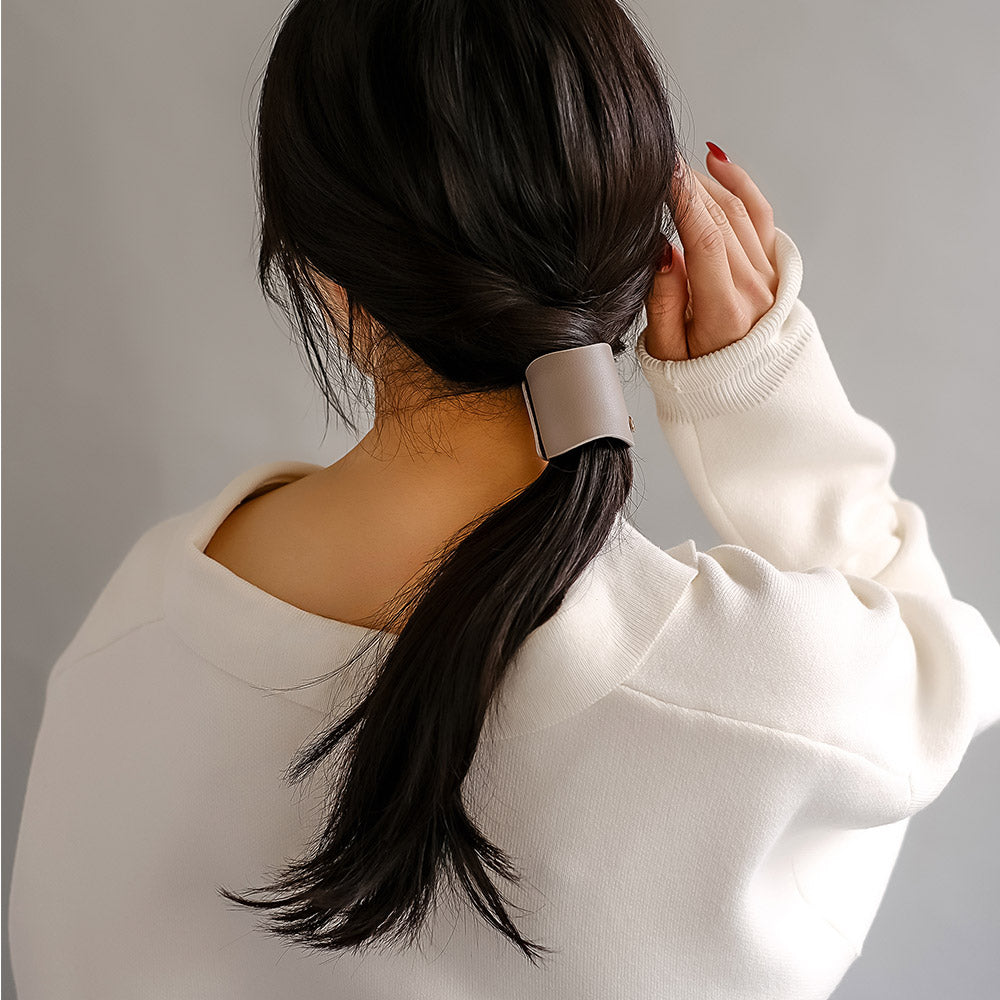 ヘアカフ フェイクレザー 合皮 ウェーブ 幅広 メタル チャーム クラップカフ