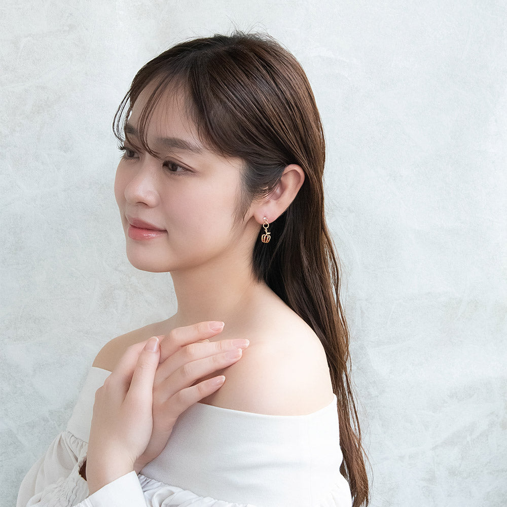 樹脂ピアス ニッケルフリー メタル リング 立体フレーム りんご 林檎 カラー ストーン スタッドピアス