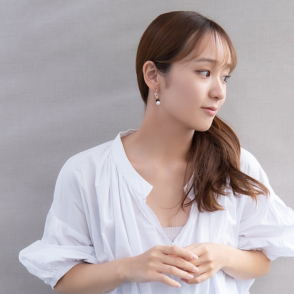 樹脂ピアス ニッケルフリー ネコと月 スタッドピアス