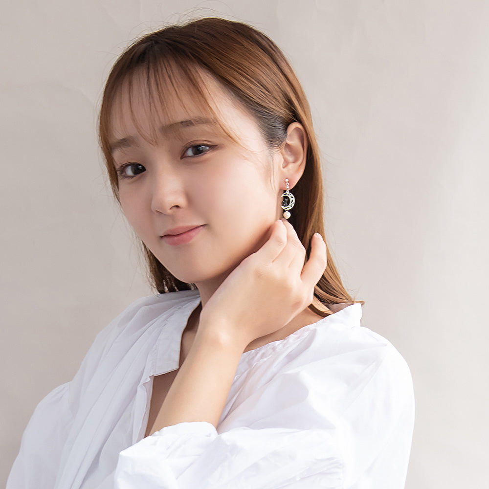 ノンホールピアス ニッケルフリー ネコと月 イヤリング 樹脂タイプ