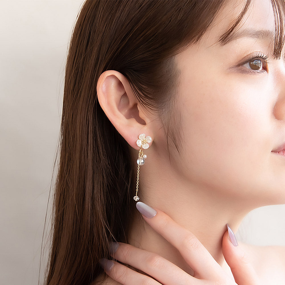 ピアス ニッケルフリー メタル フラワー 花 パール クリア ビーズ チェーン 下がり ステンレスポスト スタッドピアス