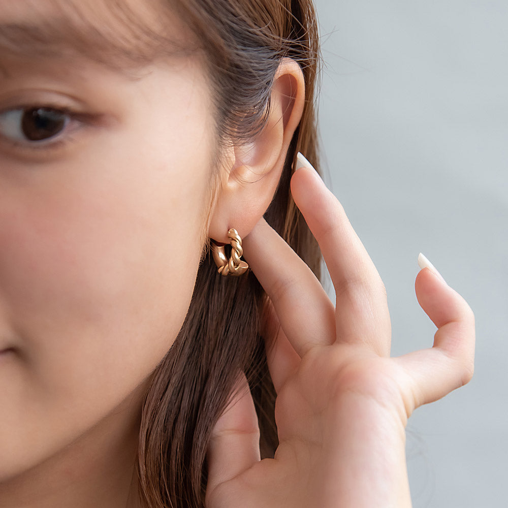 ピアス sable gold ハーフ ツイスト クロス カーブ ライン ステンレスポスト C型 ミニ スタッドピアス