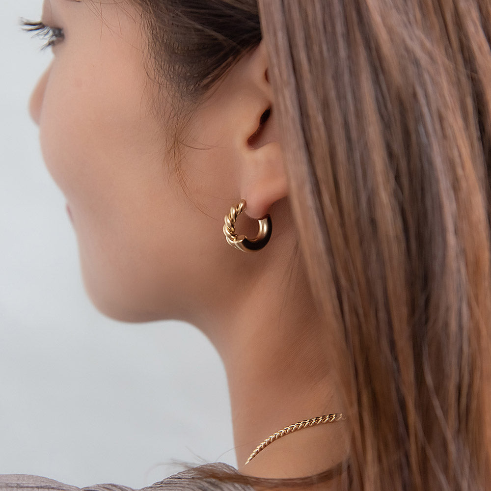 ピアス sable gold ハーフ ツイスト クロス カーブ ライン ステンレスポスト C型 ミニ スタッドピアス