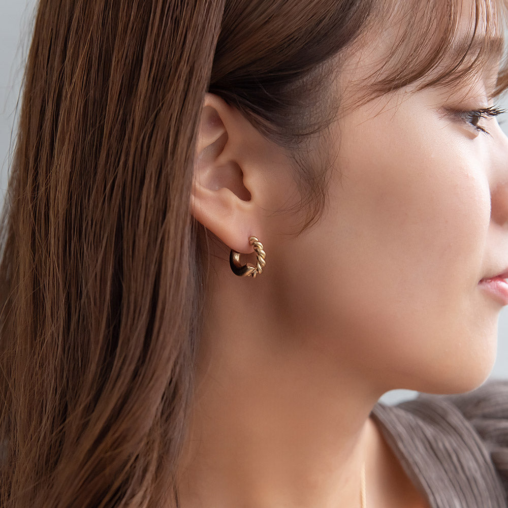 ピアス sable gold ハーフ ツイスト クロス カーブ ライン ステンレスポスト C型 ミニ スタッドピアス
