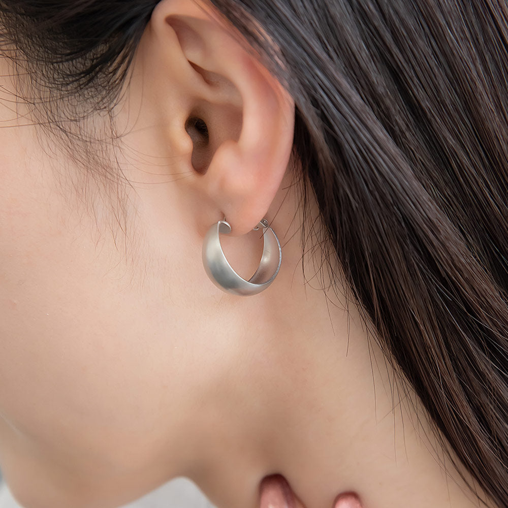 ピアス ニッケルフリー sable silver メタル ワイド プレート フープピアス