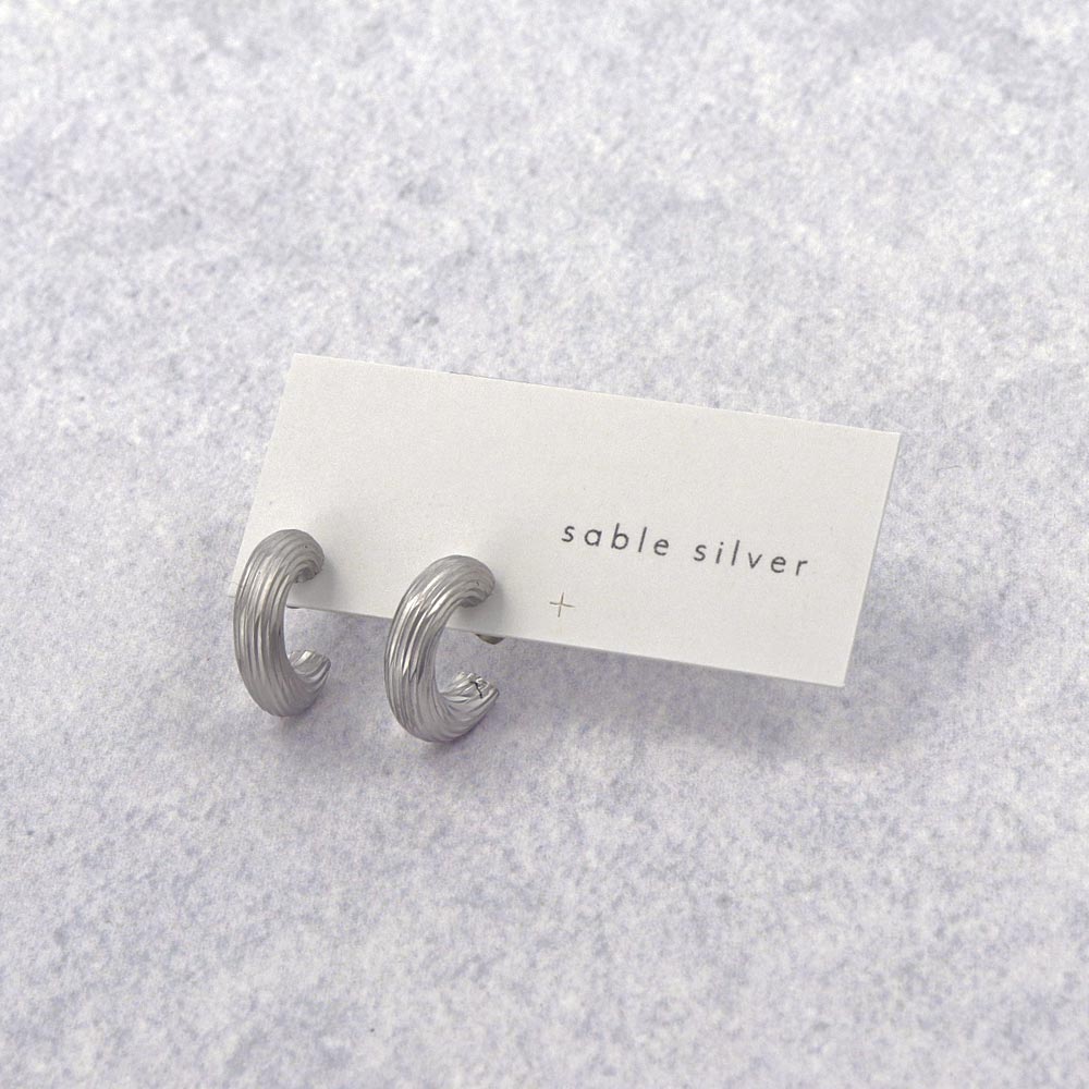 ピアス sable silver メタル ライン テクスチャー C型 スタッドピアス