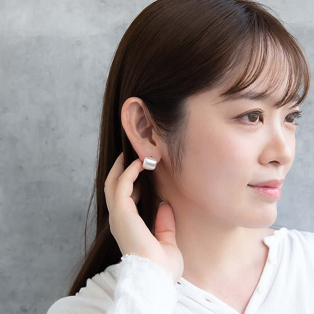 ピアス ニッケルフリー neige. メタル プレート スクエア カーブ スタッドピアス