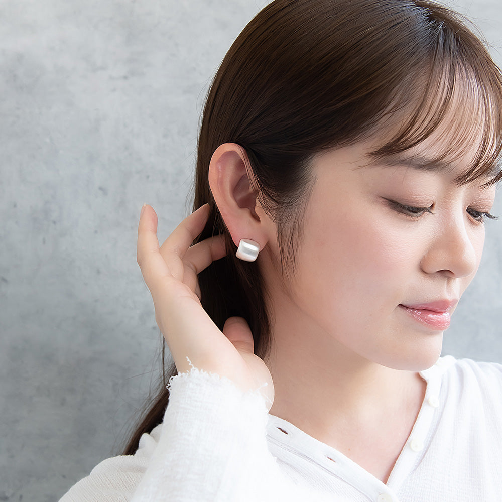 ピアス ニッケルフリー neige. メタル プレート スクエア カーブ スタッドピアス