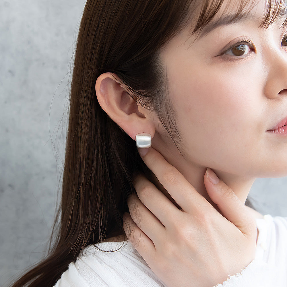 ピアス ニッケルフリー neige. メタル プレート スクエア カーブ スタッドピアス