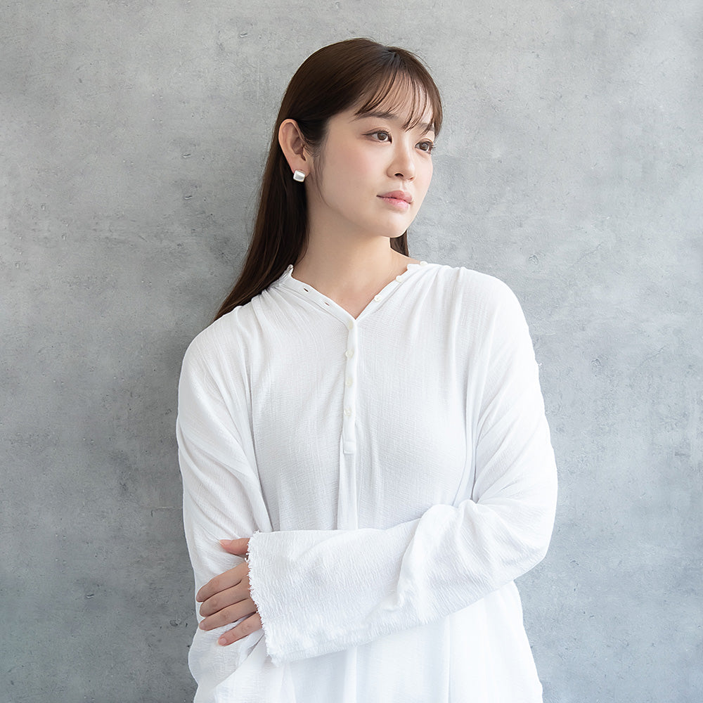 ピアス ニッケルフリー neige. メタル プレート スクエア カーブ スタッドピアス