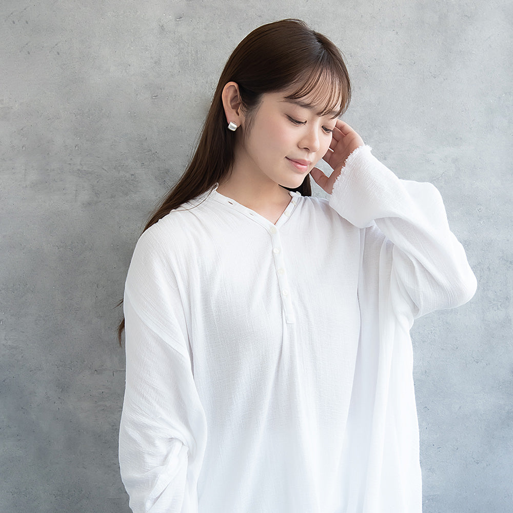 ピアス ニッケルフリー neige. メタル プレート スクエア カーブ スタッドピアス